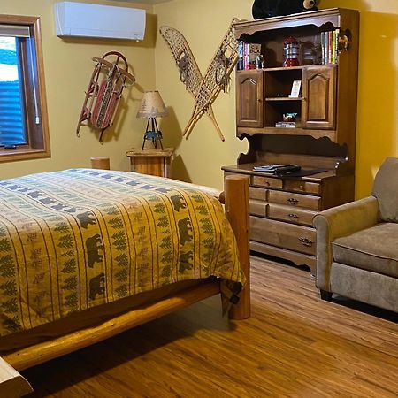 Two Bears Inn Bed & Breakfast Ред-Лодж Экстерьер фото