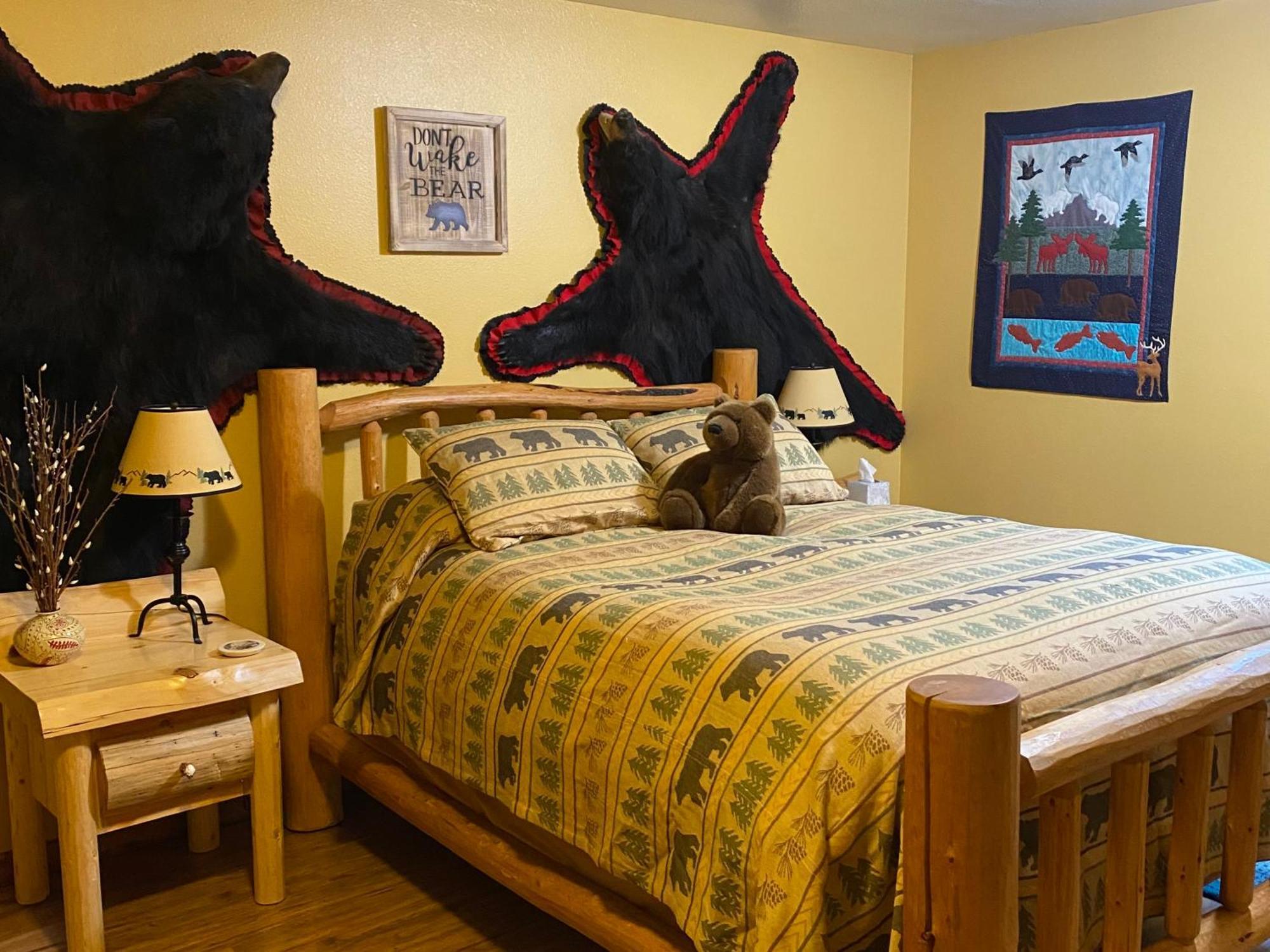 Two Bears Inn Bed & Breakfast Ред-Лодж Экстерьер фото