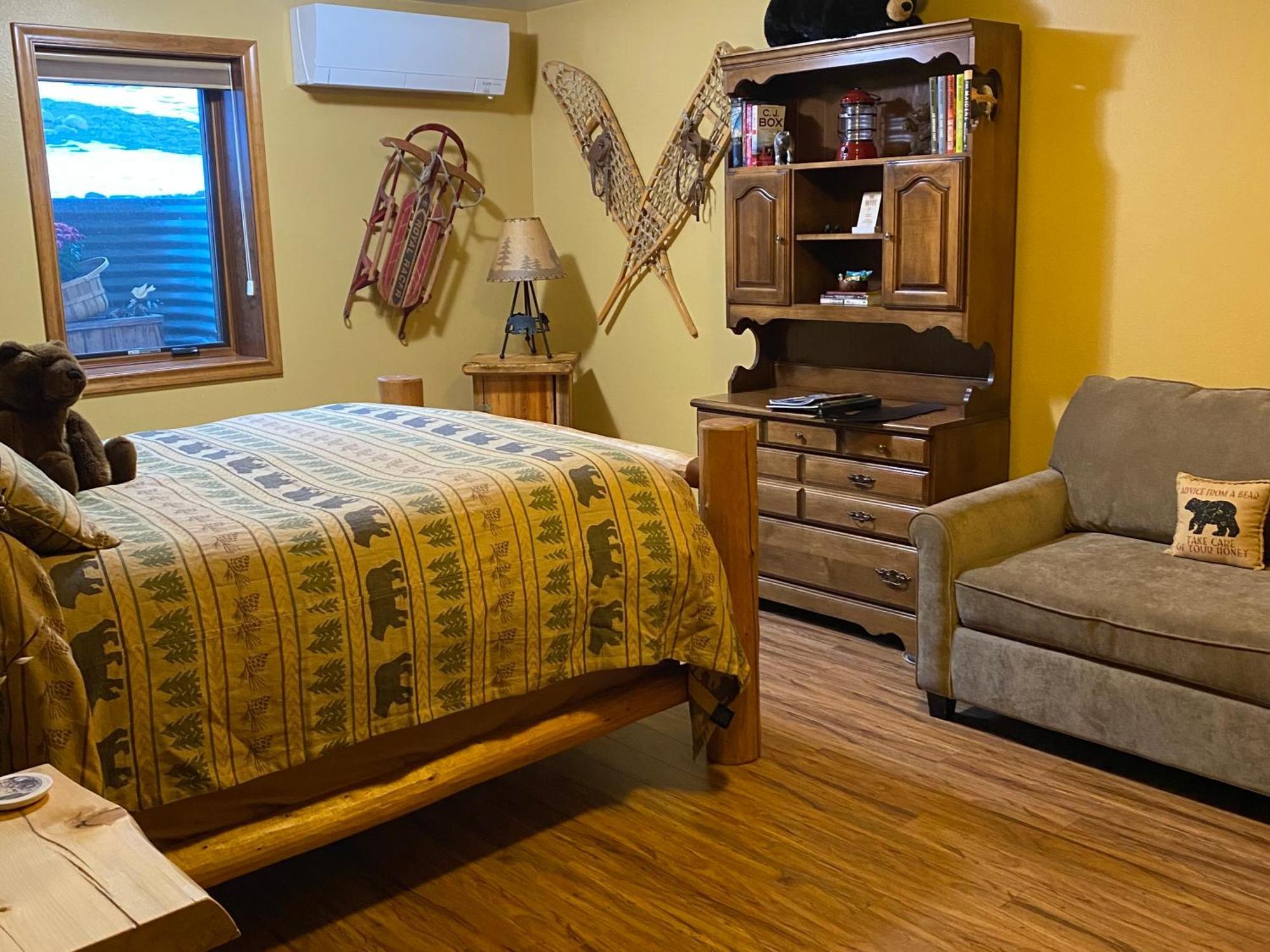 Two Bears Inn Bed & Breakfast Ред-Лодж Экстерьер фото
