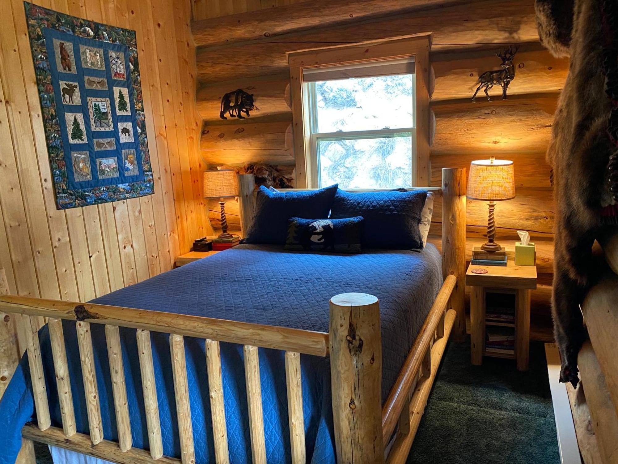Two Bears Inn Bed & Breakfast Ред-Лодж Экстерьер фото