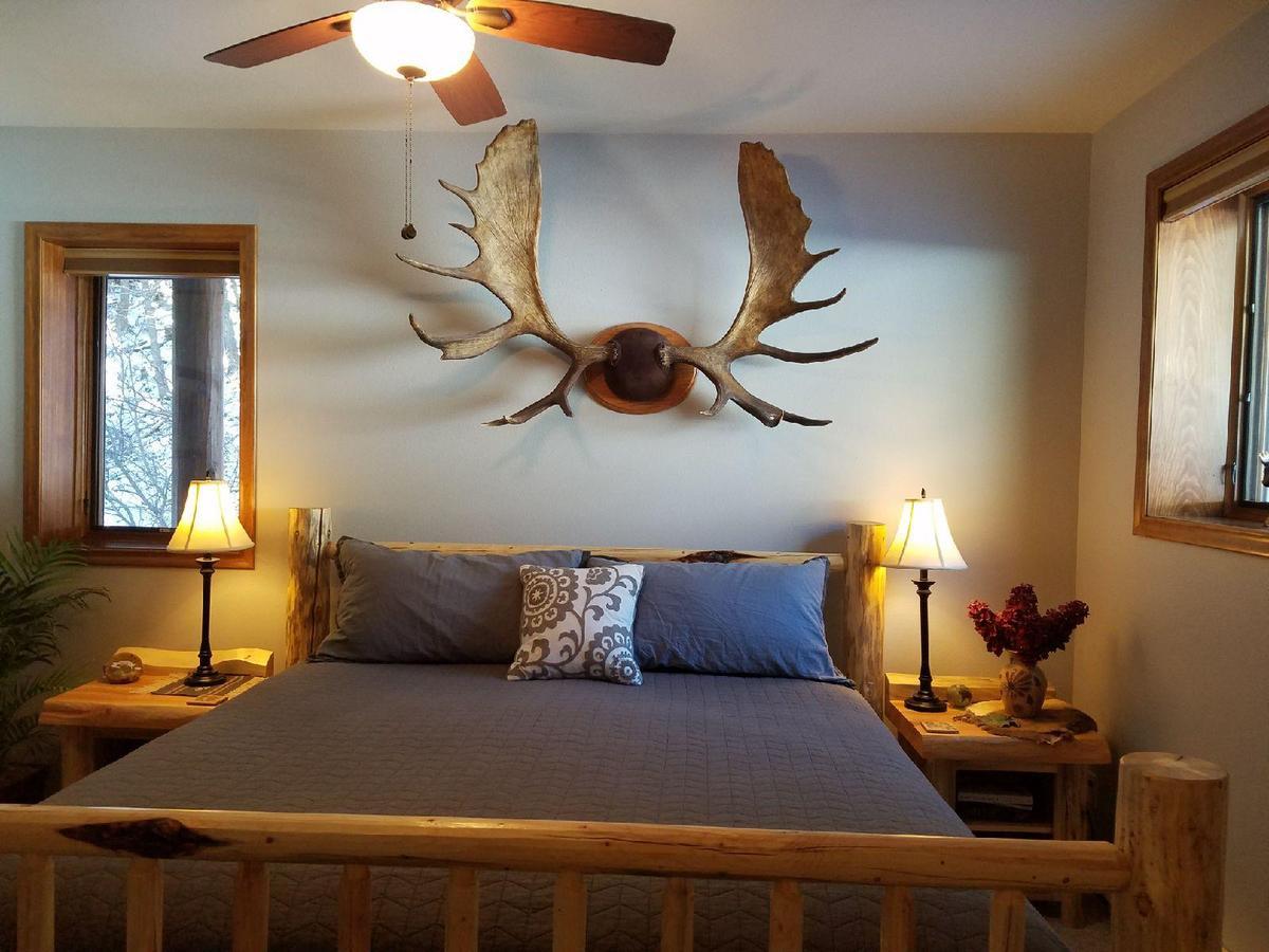 Two Bears Inn Bed & Breakfast Ред-Лодж Экстерьер фото