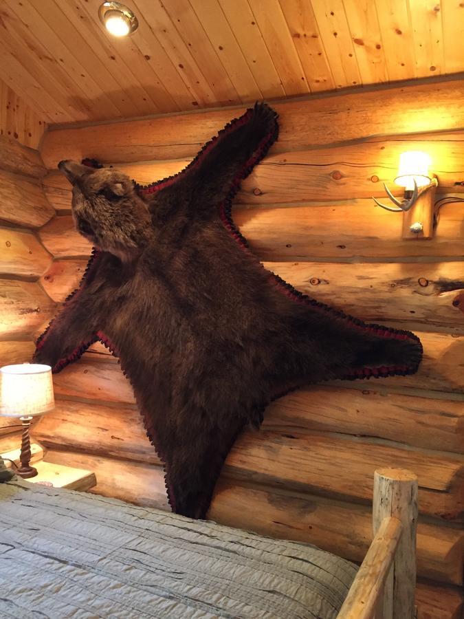 Two Bears Inn Bed & Breakfast Ред-Лодж Экстерьер фото