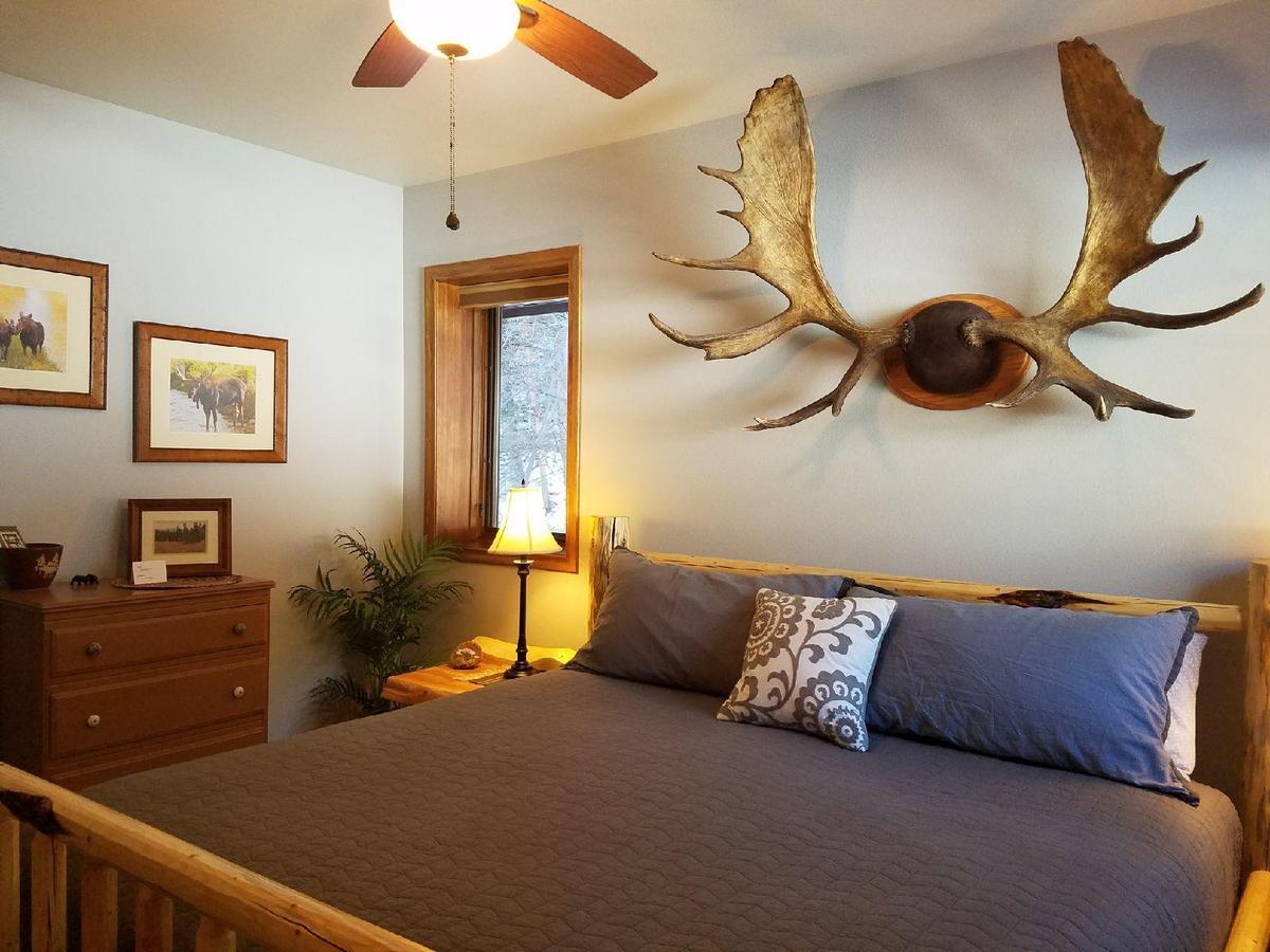 Two Bears Inn Bed & Breakfast Ред-Лодж Экстерьер фото