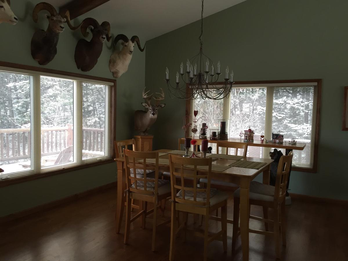 Two Bears Inn Bed & Breakfast Ред-Лодж Экстерьер фото